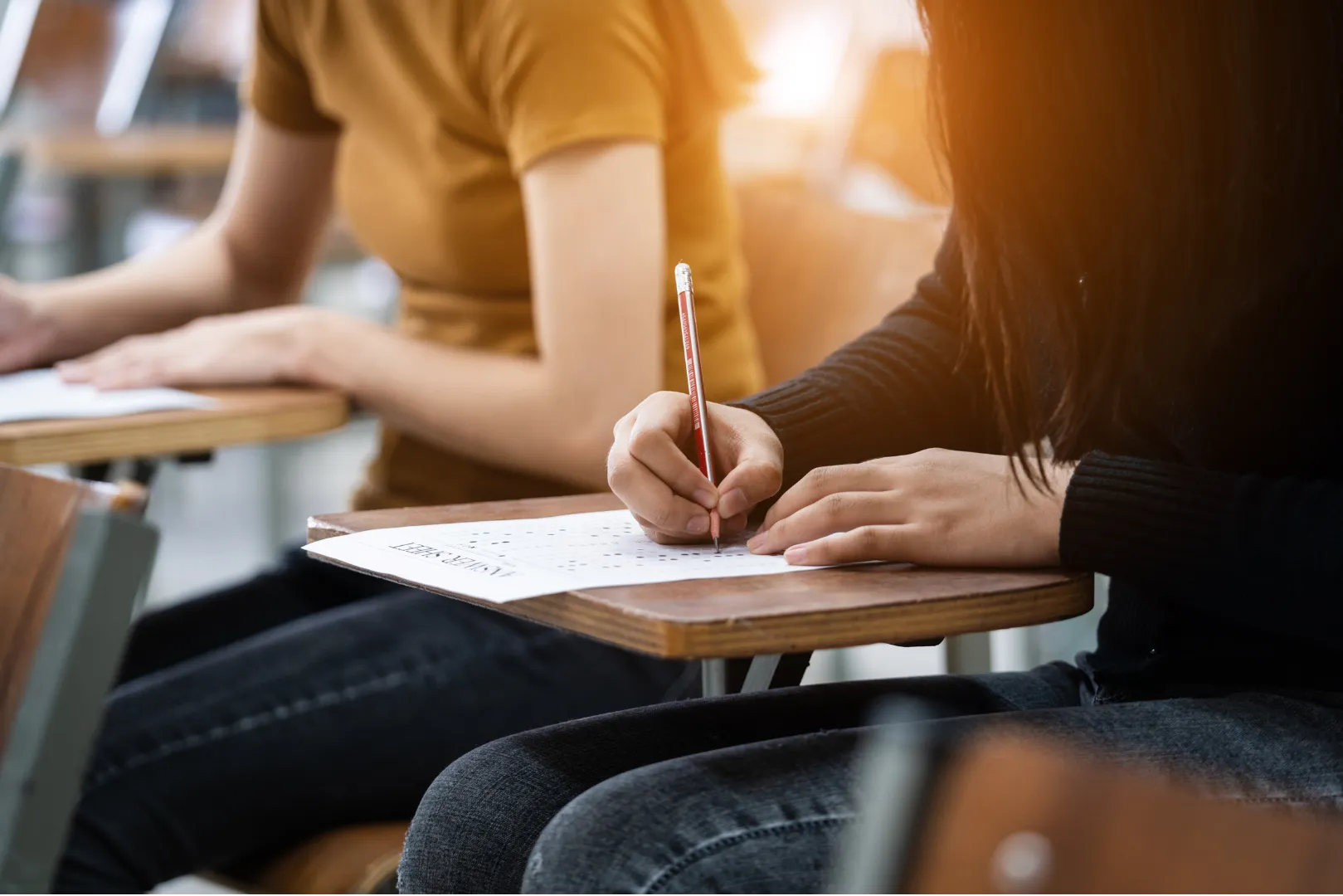 Des étudiants composent en salle d'examen.