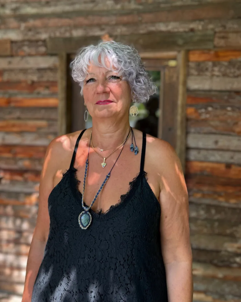 Portrait de Magali Okninski, praticienne en hypnose et naturopathe