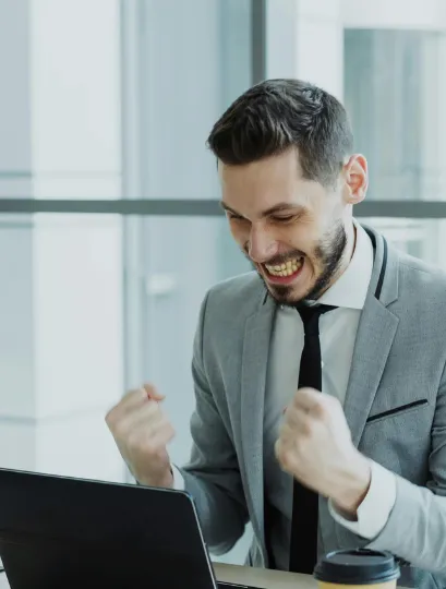 Un responsable consulte des résultats sur son ordinateur, satisfait.